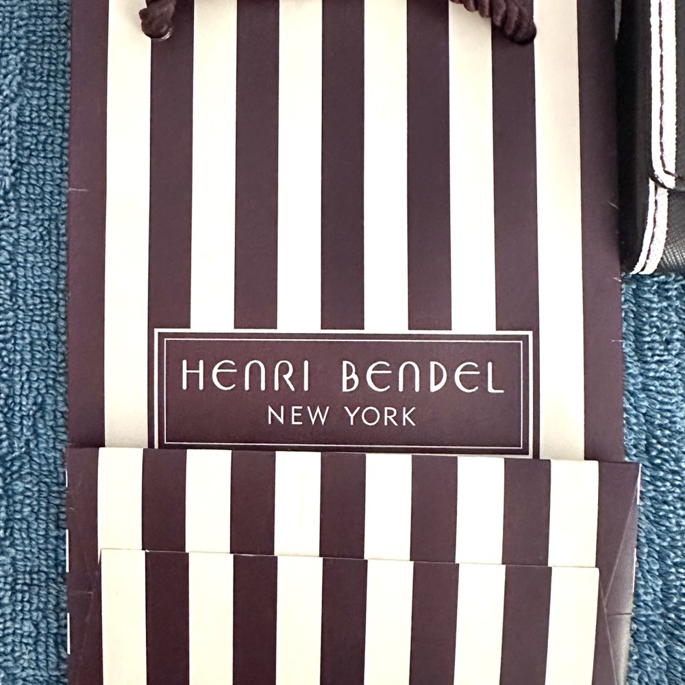 NWOT Henri Bendel Blk/White TriFold Wallet w/ brown/white striped gift bag 🤎🤍🖤 - Picture 7 of 13